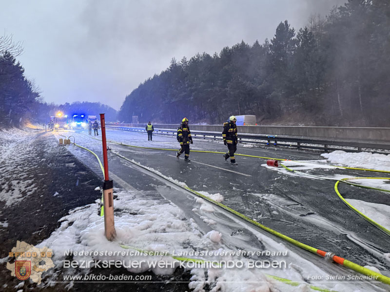 20260109_Vollbrand LKW Sattelzug auf der A21 bei Heiligenkreuz NÖ fordert Einsatzkräfte über Stunden  Foto: Stefan Schneider BFKDO BADEN