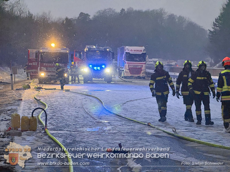 20260109_Vollbrand LKW Sattelzug auf der A21 bei Heiligenkreuz NÖ fordert Einsatzkräfte über Stunden  Foto: Stefan Schneider BFKDO BADEN