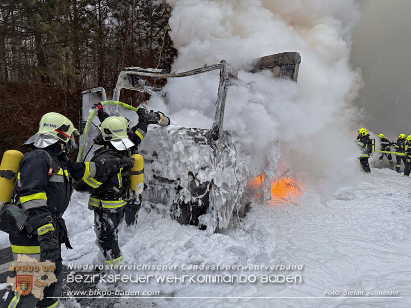 20260109_Vollbrand LKW Sattelzug auf der A21 bei Heiligenkreuz NÖ fordert Einsatzkräfte über Stunden  Foto: Stefan Schneider BFKDO BADEN