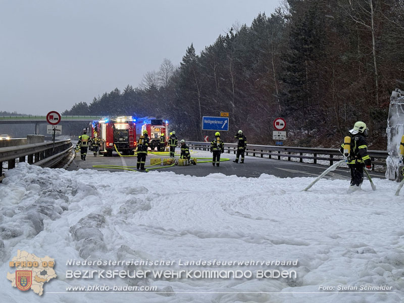 20260109_Vollbrand LKW Sattelzug auf der A21 bei Heiligenkreuz NÖ fordert Einsatzkräfte über Stunden Foto: Stefan Schneider BFKDO BADEN