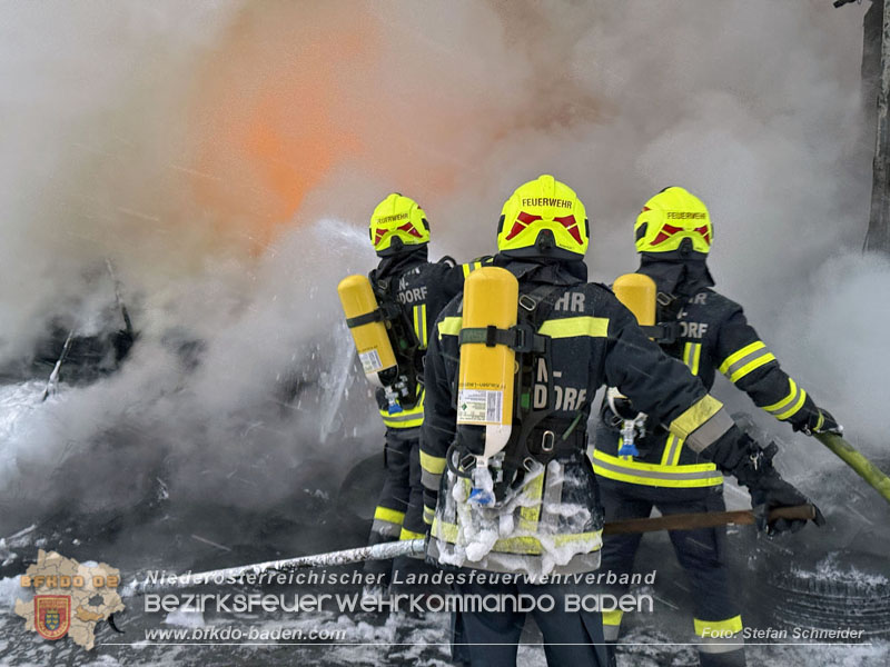 20260109_Vollbrand LKW Sattelzug auf der A21 bei Heiligenkreuz NÖ fordert Einsatzkräfte über Stunden Foto: Stefan Schneider BFKDO BADEN