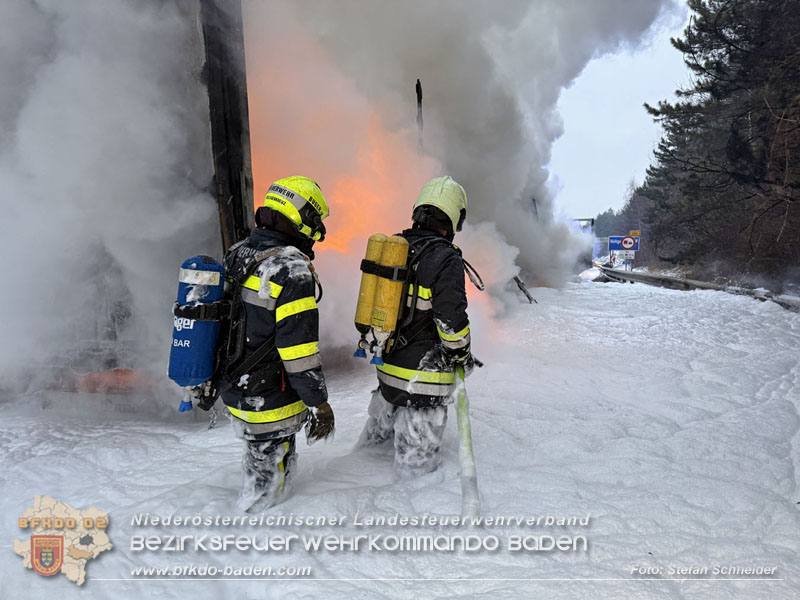 20260109_Vollbrand LKW Sattelzug auf der A21 bei Heiligenkreuz NÖ fordert Einsatzkräfte über Stunden Foto: Stefan Schneider BFKDO BADEN