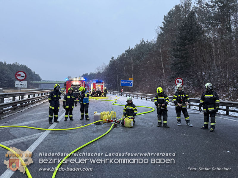 20260109_Vollbrand LKW Sattelzug auf der A21 bei Heiligenkreuz NÖ fordert Einsatzkräfte über Stunden Foto: Stefan Schneider BFKDO BADEN