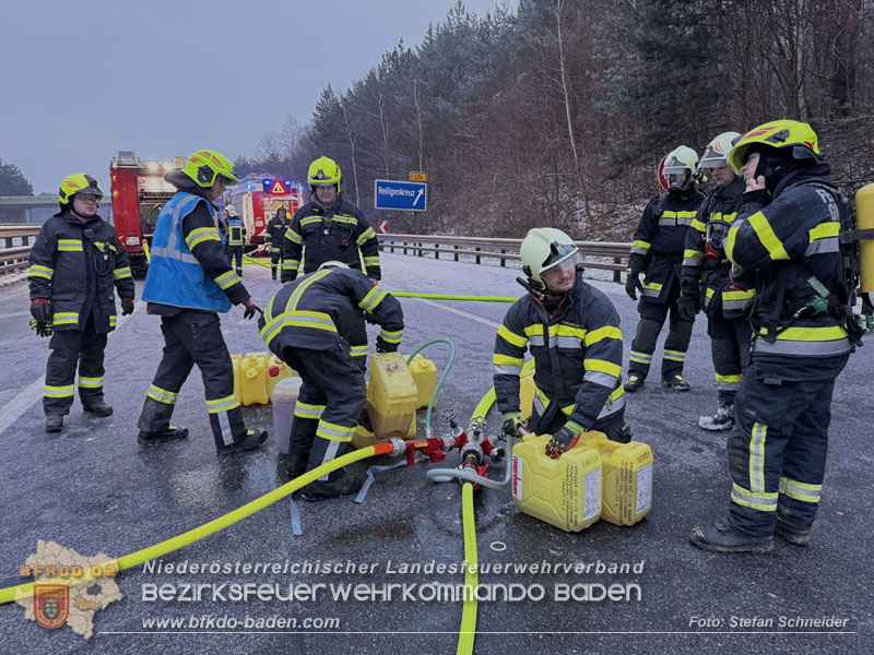 20260109_Vollbrand LKW Sattelzug auf der A21 bei Heiligenkreuz NÖ fordert Einsatzkräfte über Stunden Foto: Stefan Schneider BFKDO BADEN