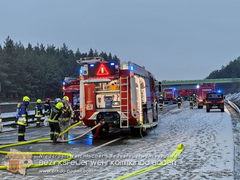 20260109_Vollbrand LKW Sattelzug auf der A21 bei Heiligenkreuz NÖ fordert Einsatzkräfte über Stunden Foto: Stefan Schneider BFKDO BADEN