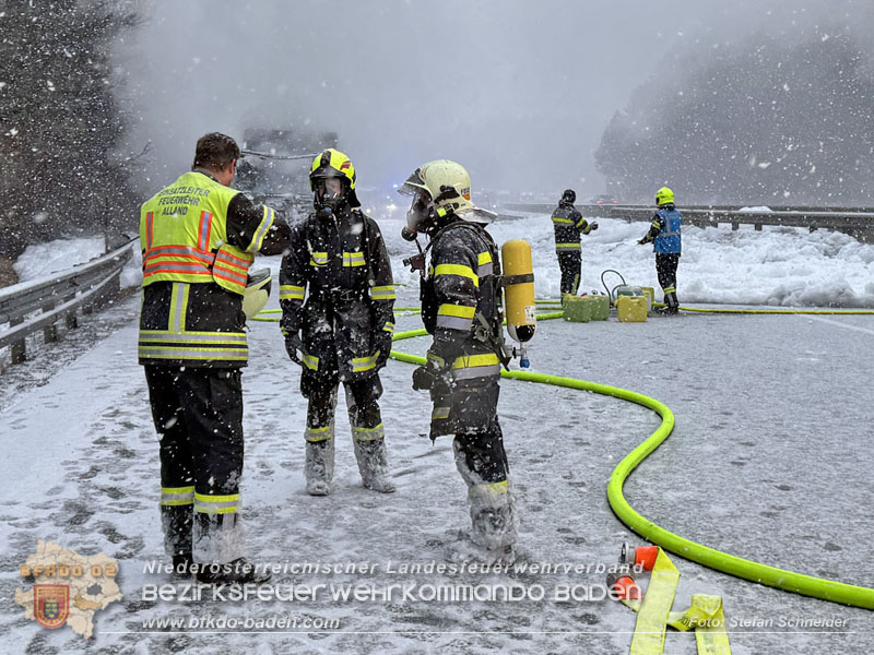 20260109_Vollbrand LKW Sattelzug auf der A21 bei Heiligenkreuz NÖ fordert Einsatzkräfte über Stunden Foto: Stefan Schneider BFKDO BADEN