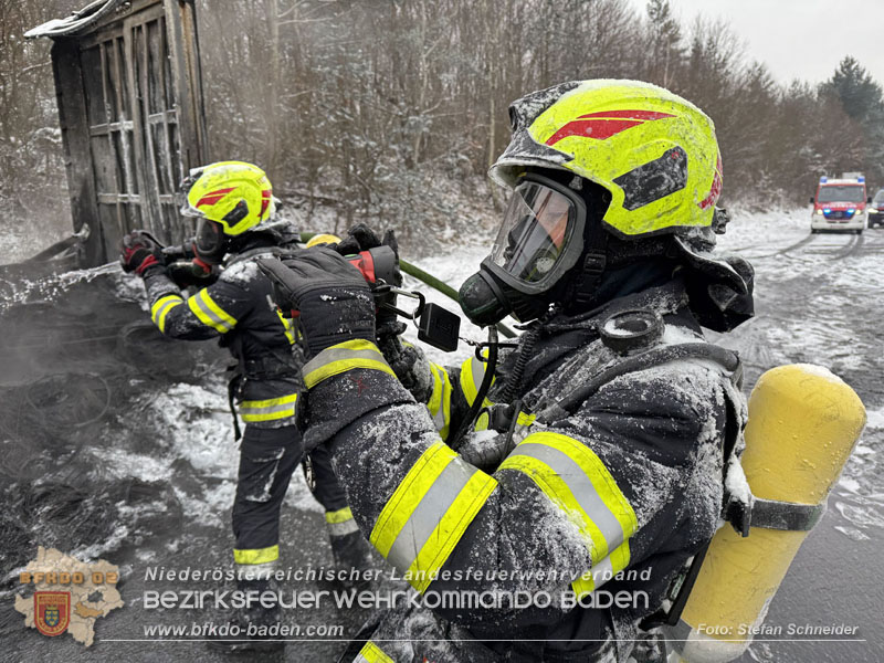 20260109_Vollbrand LKW Sattelzug auf der A21 bei Heiligenkreuz NÖ fordert Einsatzkräfte über Stunden Foto: Stefan Schneider BFKDO BADEN