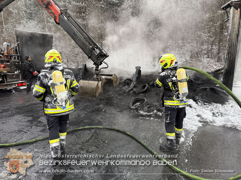 20260109_Vollbrand LKW Sattelzug auf der A21 bei Heiligenkreuz NÖ fordert Einsatzkräfte über Stunden Foto: Stefan Schneider BFKDO BADEN