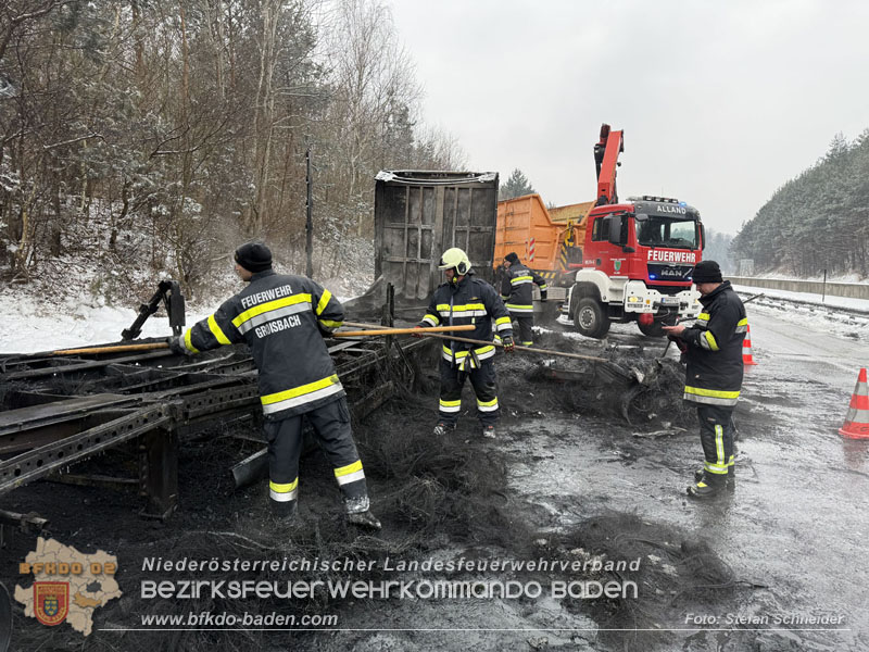 20260109_Vollbrand LKW Sattelzug auf der A21 bei Heiligenkreuz NÖ fordert Einsatzkräfte über Stunden Foto: Stefan Schneider BFKDO BADEN