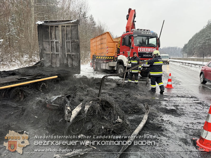 20260109_Vollbrand LKW Sattelzug auf der A21 bei Heiligenkreuz NÖ fordert Einsatzkräfte über Stunden Foto: Stefan Schneider BFKDO BADEN