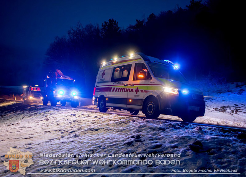20260122_ahrzeugueberschlag auf der L4004 bei Schwarzensee   Foto: BM Brigitte Fischer FF Neuhaus