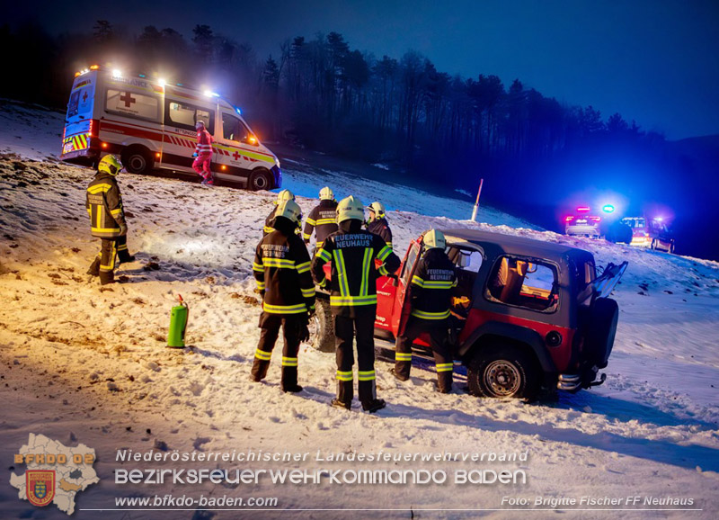 20260122_ahrzeugueberschlag auf der L4004 bei Schwarzensee   Foto: BM Brigitte Fischer FF Neuhaus