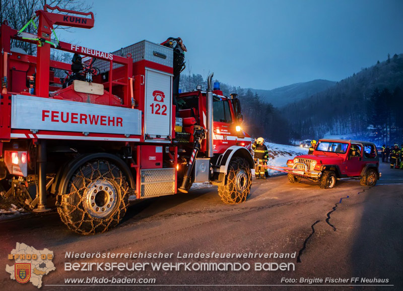 20260122_ahrzeugueberschlag auf der L4004 bei Schwarzensee   Foto: BM Brigitte Fischer FF Neuhaus