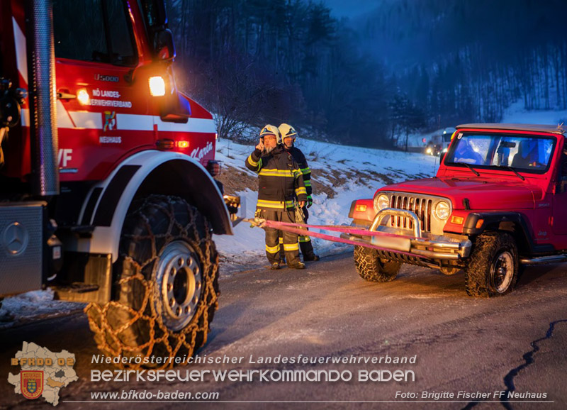 20260122_ahrzeugueberschlag auf der L4004 bei Schwarzensee   Foto: BM Brigitte Fischer FF Neuhaus