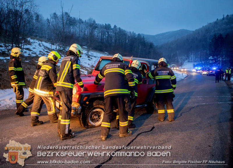 20260122_ahrzeugueberschlag auf der L4004 bei Schwarzensee   Foto: BM Brigitte Fischer FF Neuhaus