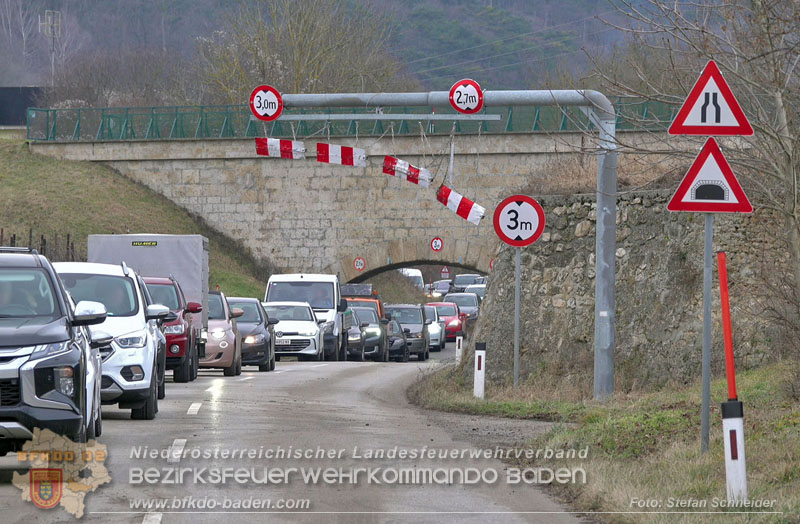 20260211_Sattelzug blockiert L4010 bei missglücktem Wendemanöver in Pfaffstätten Einödstraße Foto: Stefan Schneider BFKDO BADEN 20260211_Sattelzug blockiert L4010 bei missglücktem Wendemanöver in Pfaffstätten Einödstraße Foto: Stefan Schneider BFKDO BADEN