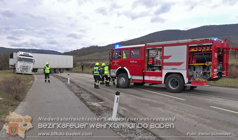 20260211_Sattelzug blockiert L4010 bei missglücktem Wendemanöver in Pfaffstätten Einödstraße Foto: Stefan Schneider BFKDO BADEN 20260211_Sattelzug blockiert L4010 bei missglücktem Wendemanöver in Pfaffstätten Einödstraße Foto: Stefan Schneider BFKDO BADEN