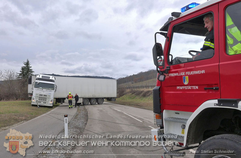 20260211_Sattelzug blockiert L4010 bei missglücktem Wendemanöver in Pfaffstätten Einödstraße Foto: Stefan Schneider BFKDO BADEN 20260211_Sattelzug blockiert L4010 bei missglücktem Wendemanöver in Pfaffstätten Einödstraße Foto: Stefan Schneider BFKDO BADEN