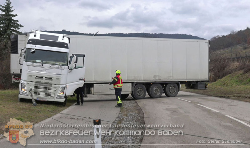 20260211_Sattelzug blockiert L4010 bei missglücktem Wendemanöver in Pfaffstätten Einödstraße Foto: Stefan Schneider BFKDO BADEN 20260211_Sattelzug blockiert L4010 bei missglücktem Wendemanöver in Pfaffstätten Einödstraße Foto: Stefan Schneider BFKDO BADEN