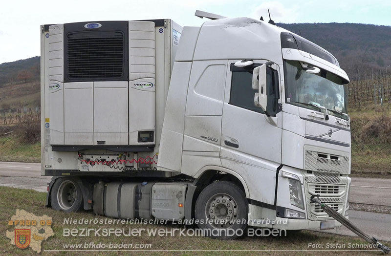 20260211_Sattelzug blockiert L4010 bei missglücktem Wendemanöver in Pfaffstätten Einödstraße Foto: Stefan Schneider BFKDO BADEN 20260211_Sattelzug blockiert L4010 bei missglücktem Wendemanöver in Pfaffstätten Einödstraße Foto: Stefan Schneider BFKDO BADEN