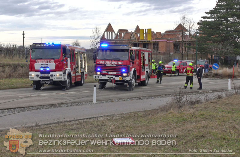20260211_Sattelzug blockiert L4010 bei missglücktem Wendemanöver in Pfaffstätten Einödstraße Foto: Stefan Schneider BFKDO BADEN 20260211_Sattelzug blockiert L4010 bei missglücktem Wendemanöver in Pfaffstätten Einödstraße Foto: Stefan Schneider BFKDO BADEN