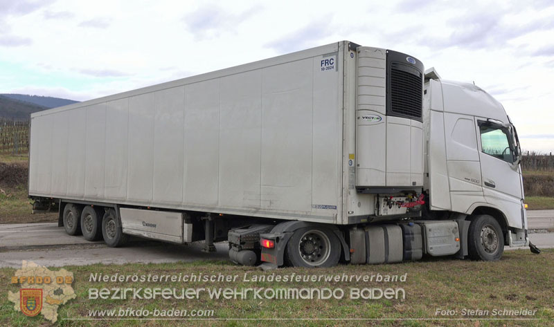20260211_Sattelzug blockiert L4010 bei missglücktem Wendemanöver in Pfaffstätten Einödstraße Foto: Stefan Schneider BFKDO BADEN 20260211_Sattelzug blockiert L4010 bei missglücktem Wendemanöver in Pfaffstätten Einödstraße Foto: Stefan Schneider BFKDO BADEN