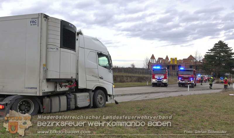 20260211_Sattelzug blockiert L4010 bei missglücktem Wendemanöver in Pfaffstätten Einödstraße Foto: Stefan Schneider BFKDO BADEN 20260211_Sattelzug blockiert L4010 bei missglücktem Wendemanöver in Pfaffstätten Einödstraße Foto: Stefan Schneider BFKDO BADEN
