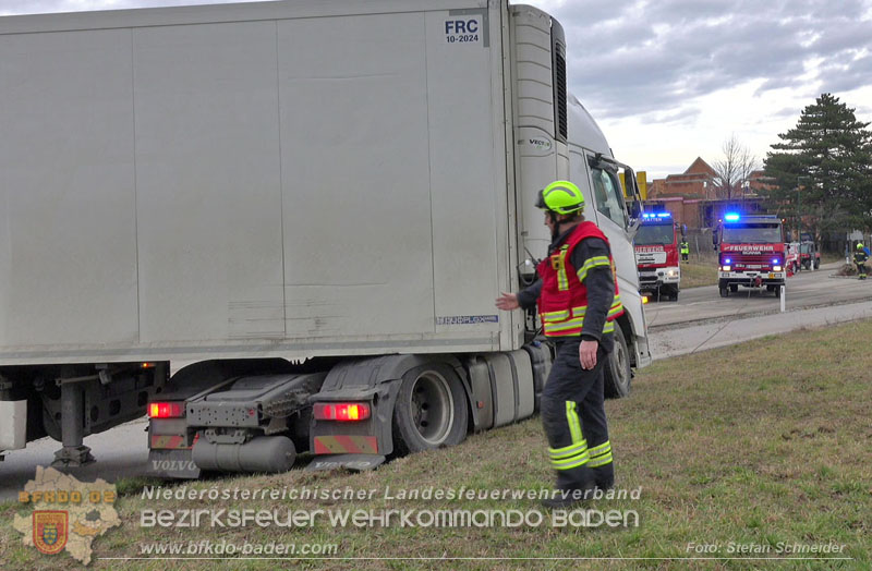 20260211_Sattelzug blockiert L4010 bei missglücktem Wendemanöver in Pfaffstätten Einödstraße Foto: Stefan Schneider BFKDO BADEN 20260211_Sattelzug blockiert L4010 bei missglücktem Wendemanöver in Pfaffstätten Einödstraße Foto: Stefan Schneider BFKDO BADEN