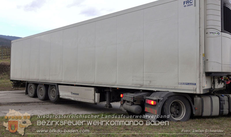 20260211_Sattelzug blockiert L4010 bei missglücktem Wendemanöver in Pfaffstätten Einödstraße Foto: Stefan Schneider BFKDO BADEN 20260211_Sattelzug blockiert L4010 bei missglücktem Wendemanöver in Pfaffstätten Einödstraße Foto: Stefan Schneider BFKDO BADEN