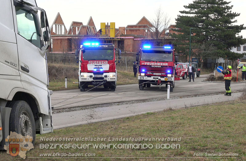20260211_Sattelzug blockiert L4010 bei missglücktem Wendemanöver in Pfaffstätten Einödstraße Foto: Stefan Schneider BFKDO BADEN 20260211_Sattelzug blockiert L4010 bei missglücktem Wendemanöver in Pfaffstätten Einödstraße Foto: Stefan Schneider BFKDO BADEN