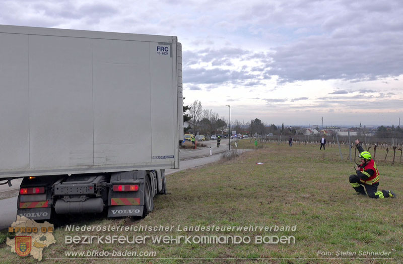 20260211_Sattelzug blockiert L4010 bei missglücktem Wendemanöver in Pfaffstätten Einödstraße Foto: Stefan Schneider BFKDO BADEN 20260211_Sattelzug blockiert L4010 bei missglücktem Wendemanöver in Pfaffstätten Einödstraße Foto: Stefan Schneider BFKDO BADEN