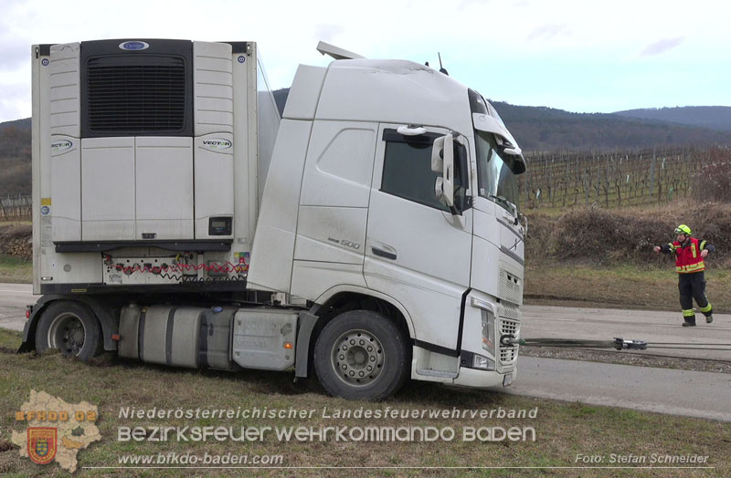 20260211_Sattelzug blockiert L4010 bei missglücktem Wendemanöver in Pfaffstätten Einödstraße Foto: Stefan Schneider BFKDO BADEN 20260211_Sattelzug blockiert L4010 bei missglücktem Wendemanöver in Pfaffstätten Einödstraße Foto: Stefan Schneider BFKDO BADEN