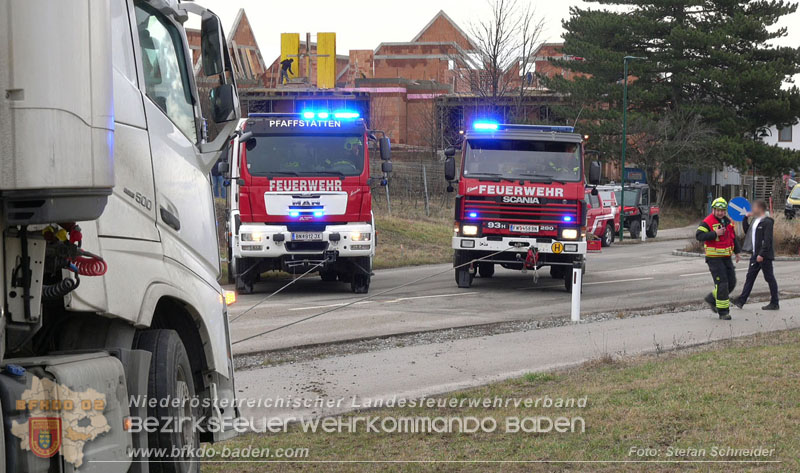 20260211_Sattelzug blockiert L4010 bei missglücktem Wendemanöver in Pfaffstätten Einödstraße Foto: Stefan Schneider BFKDO BADEN 20260211_Sattelzug blockiert L4010 bei missglücktem Wendemanöver in Pfaffstätten Einödstraße Foto: Stefan Schneider BFKDO BADEN