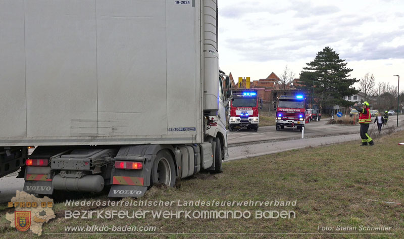 20260211_Sattelzug blockiert L4010 bei missglücktem Wendemanöver in Pfaffstätten Einödstraße Foto: Stefan Schneider BFKDO BADEN 20260211_Sattelzug blockiert L4010 bei missglücktem Wendemanöver in Pfaffstätten Einödstraße Foto: Stefan Schneider BFKDO BADEN