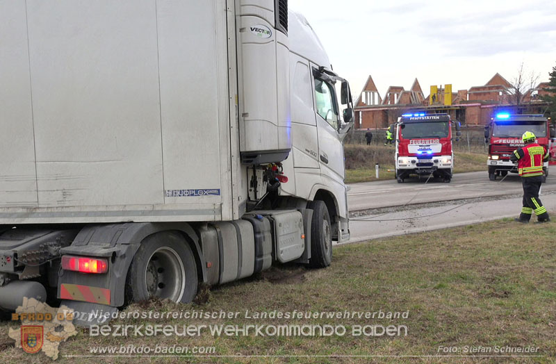 20260211_Sattelzug blockiert L4010 bei missglücktem Wendemanöver in Pfaffstätten Einödstraße Foto: Stefan Schneider BFKDO BADEN 20260211_Sattelzug blockiert L4010 bei missglücktem Wendemanöver in Pfaffstätten Einödstraße Foto: Stefan Schneider BFKDO BADEN