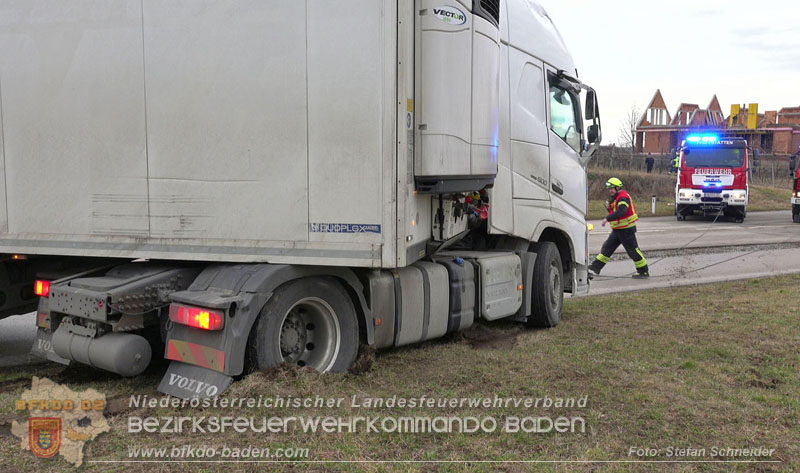 20260211_Sattelzug blockiert L4010 bei missglücktem Wendemanöver in Pfaffstätten Einödstraße Foto: Stefan Schneider BFKDO BADEN 20260211_Sattelzug blockiert L4010 bei missglücktem Wendemanöver in Pfaffstätten Einödstraße Foto: Stefan Schneider BFKDO BADEN