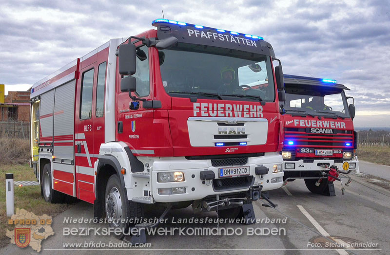 20260211_Sattelzug blockiert L4010 bei missglücktem Wendemanöver in Pfaffstätten Einödstraße Foto: Stefan Schneider BFKDO BADEN 20260211_Sattelzug blockiert L4010 bei missglücktem Wendemanöver in Pfaffstätten Einödstraße Foto: Stefan Schneider BFKDO BADEN
