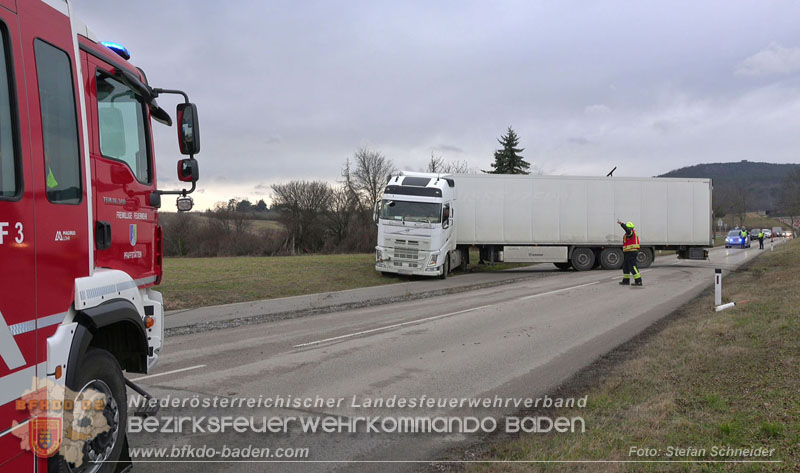 20260211_Sattelzug blockiert L4010 bei missglücktem Wendemanöver in Pfaffstätten Einödstraße Foto: Stefan Schneider BFKDO BADEN 20260211_Sattelzug blockiert L4010 bei missglücktem Wendemanöver in Pfaffstätten Einödstraße Foto: Stefan Schneider BFKDO BADEN