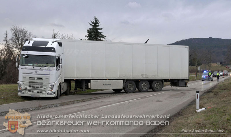 20260211_Sattelzug blockiert L4010 bei missglücktem Wendemanöver in Pfaffstätten Einödstraße Foto: Stefan Schneider BFKDO BADEN 20260211_Sattelzug blockiert L4010 bei missglücktem Wendemanöver in Pfaffstätten Einödstraße Foto: Stefan Schneider BFKDO BADEN