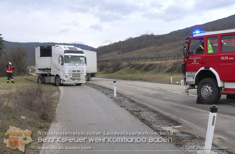20260211_Sattelzug blockiert L4010 bei missglücktem Wendemanöver in Pfaffstätten Einödstraße Foto: Stefan Schneider BFKDO BADEN 20260211_Sattelzug blockiert L4010 bei missglücktem Wendemanöver in Pfaffstätten Einödstraße Foto: Stefan Schneider BFKDO BADEN