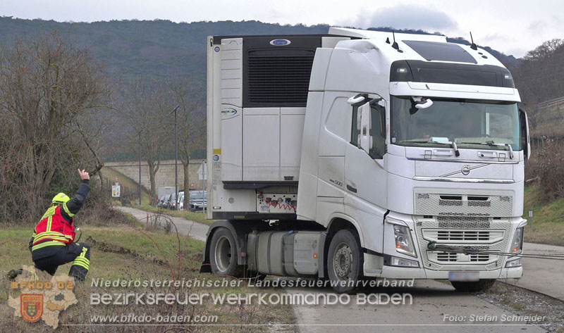 20260211_Sattelzug blockiert L4010 bei missglücktem Wendemanöver in Pfaffstätten Einödstraße Foto: Stefan Schneider BFKDO BADEN 20260211_Sattelzug blockiert L4010 bei missglücktem Wendemanöver in Pfaffstätten Einödstraße Foto: Stefan Schneider BFKDO BADEN