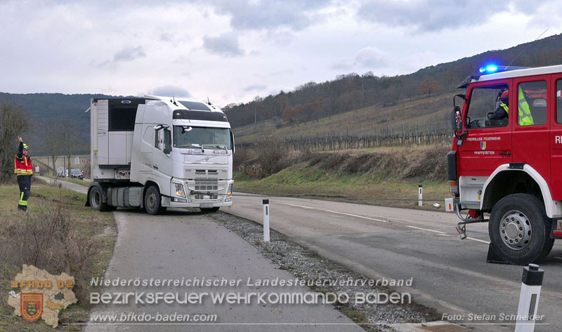 20260211_Sattelzug blockiert L4010 bei missglücktem Wendemanöver in Pfaffstätten Einödstraße Foto: Stefan Schneider BFKDO BADEN 20260211_Sattelzug blockiert L4010 bei missglücktem Wendemanöver in Pfaffstätten Einödstraße Foto: Stefan Schneider BFKDO BADEN