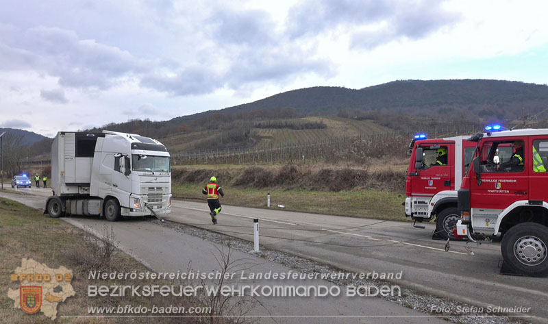 20260211_Sattelzug blockiert L4010 bei missglücktem Wendemanöver in Pfaffstätten Einödstraße Foto: Stefan Schneider BFKDO BADEN 20260211_Sattelzug blockiert L4010 bei missglücktem Wendemanöver in Pfaffstätten Einödstraße Foto: Stefan Schneider BFKDO BADEN