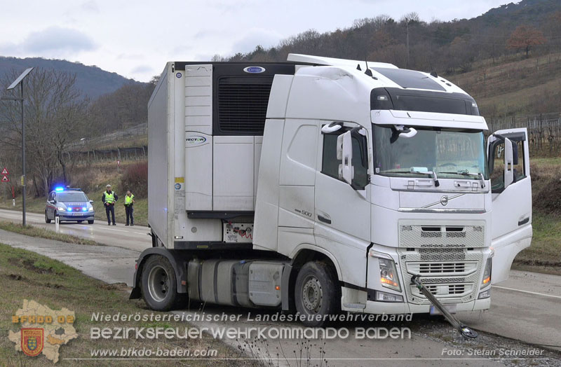 20260211_Sattelzug blockiert L4010 bei missglücktem Wendemanöver in Pfaffstätten Einödstraße Foto: Stefan Schneider BFKDO BADEN 20260211_Sattelzug blockiert L4010 bei missglücktem Wendemanöver in Pfaffstätten Einödstraße Foto: Stefan Schneider BFKDO BADEN