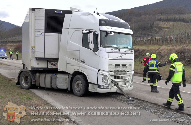 20260211_Sattelzug blockiert L4010 bei missglücktem Wendemanöver in Pfaffstätten Einödstraße Foto: Stefan Schneider BFKDO BADEN 20260211_Sattelzug blockiert L4010 bei missglücktem Wendemanöver in Pfaffstätten Einödstraße Foto: Stefan Schneider BFKDO BADEN