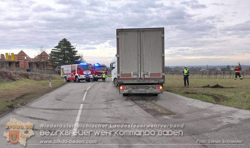 20260211_Sattelzug blockiert L4010 bei missglücktem Wendemanöver in Pfaffstätten Einödstraße Foto: Stefan Schneider BFKDO BADEN 20260211_Sattelzug blockiert L4010 bei missglücktem Wendemanöver in Pfaffstätten Einödstraße Foto: Stefan Schneider BFKDO BADEN