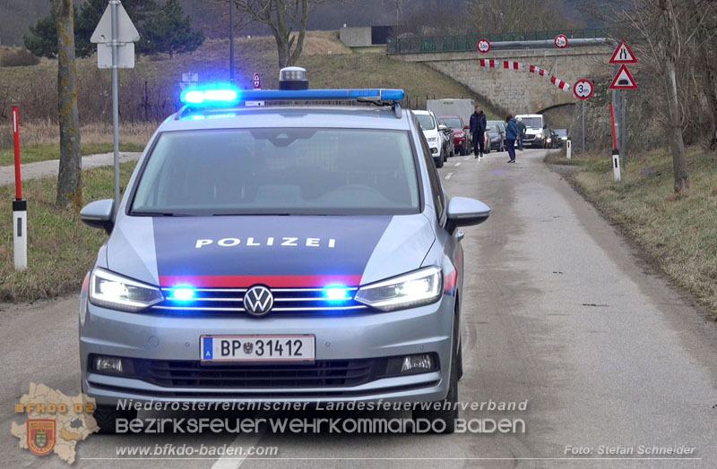 20260211_Sattelzug blockiert L4010 bei missglücktem Wendemanöver in Pfaffstätten Einödstraße Foto: Stefan Schneider BFKDO BADEN 20260211_Sattelzug blockiert L4010 bei missglücktem Wendemanöver in Pfaffstätten Einödstraße Foto: Stefan Schneider BFKDO BADEN