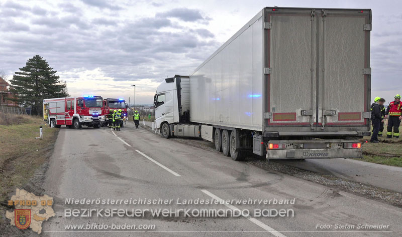 20260211_Sattelzug blockiert L4010 bei missglücktem Wendemanöver in Pfaffstätten Einödstraße Foto: Stefan Schneider BFKDO BADEN 20260211_Sattelzug blockiert L4010 bei missglücktem Wendemanöver in Pfaffstätten Einödstraße Foto: Stefan Schneider BFKDO BADEN