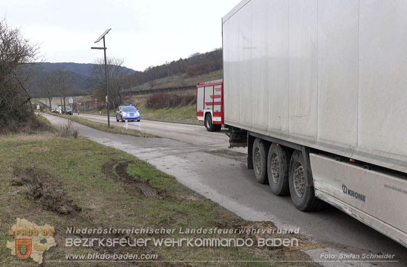 20260211_Sattelzug blockiert L4010 bei missglücktem Wendemanöver in Pfaffstätten Einödstraße Foto: Stefan Schneider BFKDO BADEN 20260211_Sattelzug blockiert L4010 bei missglücktem Wendemanöver in Pfaffstätten Einödstraße Foto: Stefan Schneider BFKDO BADEN