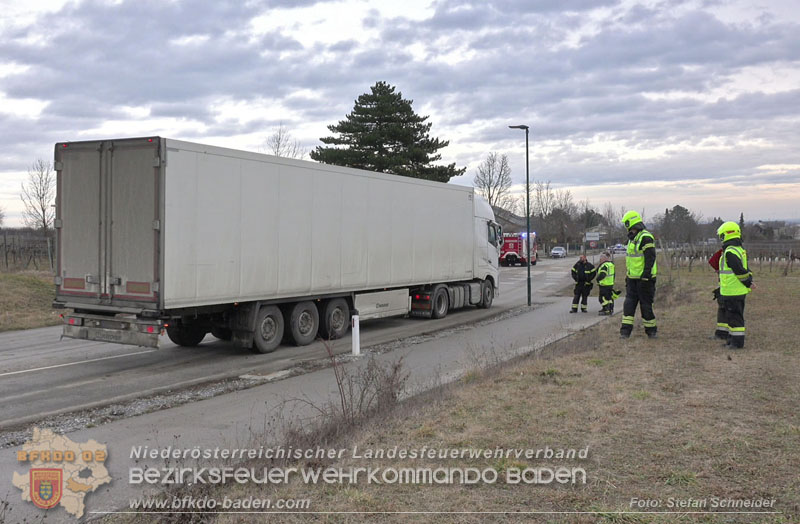20260211_Sattelzug blockiert L4010 bei missglücktem Wendemanöver in Pfaffstätten Einödstraße Foto: Stefan Schneider BFKDO BADEN 20260211_Sattelzug blockiert L4010 bei missglücktem Wendemanöver in Pfaffstätten Einödstraße Foto: Stefan Schneider BFKDO BADEN